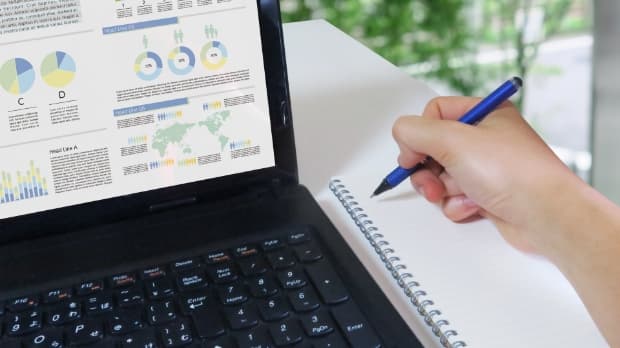 ノートにメモする手元の写真